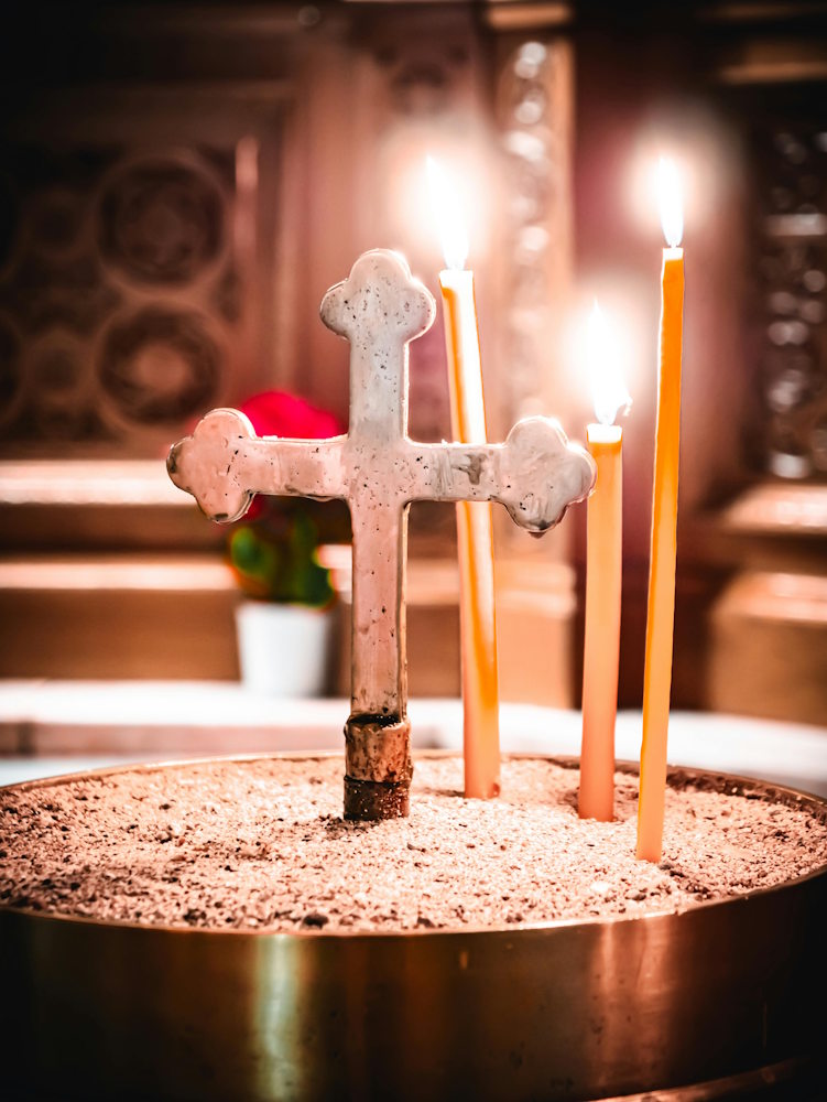 Cruz ortodoxa con velas